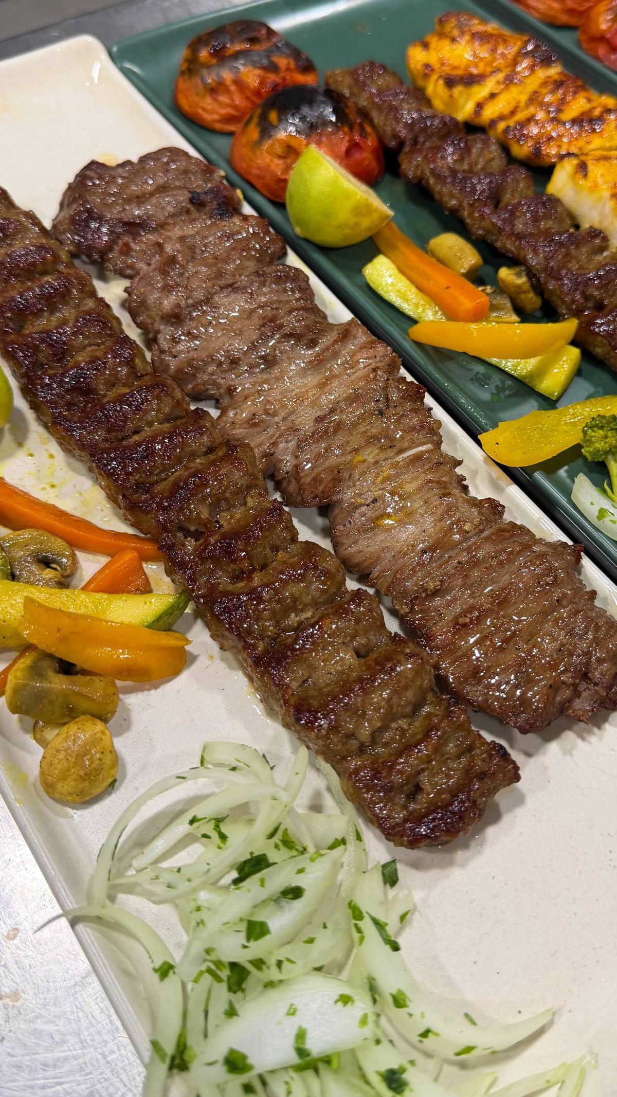 کباب سلطانی شامل یک سیخ کوبیده و یک سیخ چنجه در رستوران هیرکانی رشت